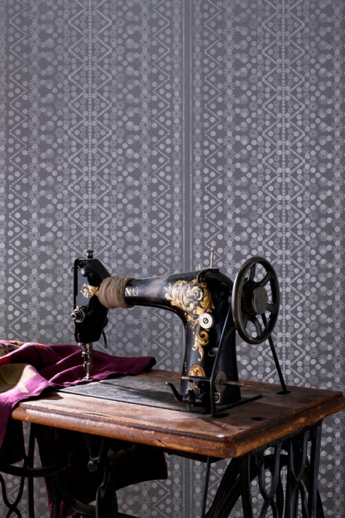 Jukkasjärvi med mönster från samedräkterna. Tapet från Decor Maison. (Foto Daniela Ferro)