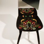 Med hjälp av en spegelrygg blir den handmålade pinnstolen en pall. Det är designduon Whynot som skapar effekten. (Foto Julia Essén)