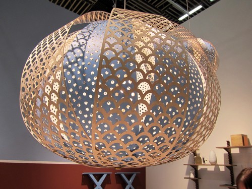 Jag förstår varför det här blivit en snackis, mycket fin! Ania Pauser för Klong. I utstansat träfanér här också, och givetvis sätter du ihop din lampa själv, smart! (Foto Kurbits)