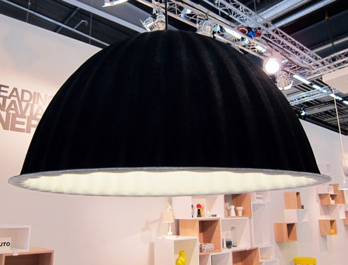 Stillsam, enkel, stram. Lampa från Muuto i klädd filt. Formen och vecken är lysande. (Foto Kurbits)