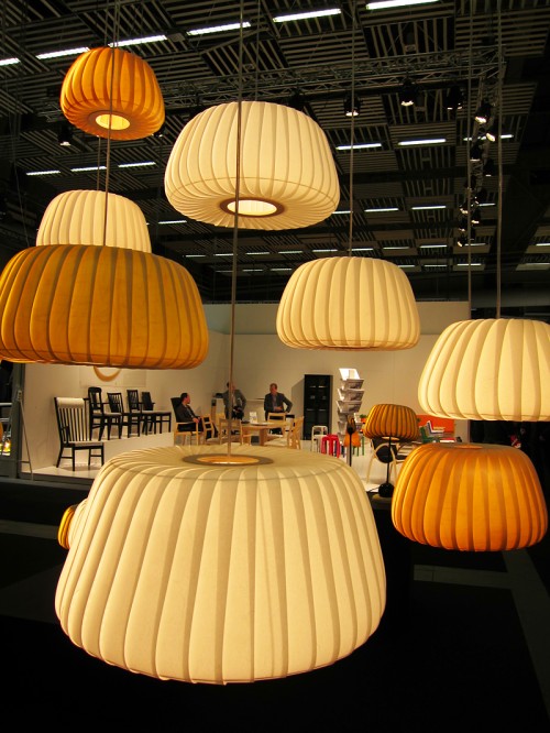 Danska Tom Rosseau har dels ny form på sina lampor i träfanér, dels har han utökat kollektionen med lampor i laminerat papper - fin kombination tycker jag. (Foto Kurbits)