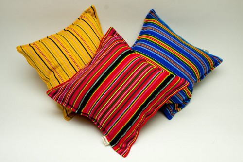 Vackra kuddar i traditionella estniska mönster, från sajten Etno, med butik i Tallin. (Foto Etno)