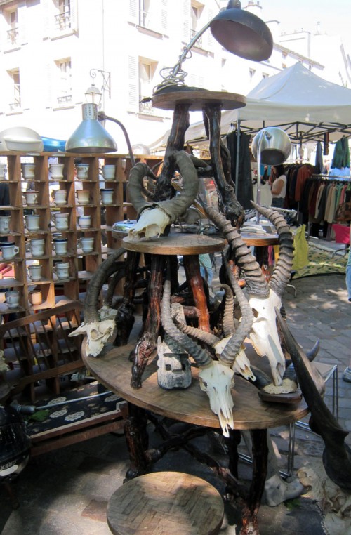 loppis Och ett minst sagt spännande stilleben...fortfarande på ett loppistorg i Paris. (Foto Kurbits)