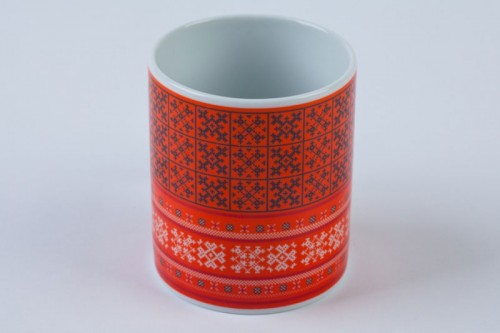 Mugg med traditionellt estniskt stickmönster, från Etno. (Foto Etno)