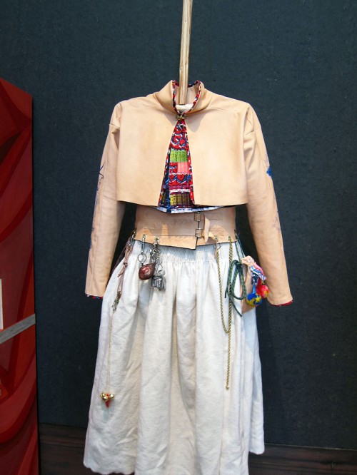 Dräkt av Ida Björs, ingår i rummet Brohccot och rosor. (Foto Kurbits)