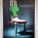 Gustaviansk postmodernistisk allmoge av Anders Lagombra Jakobsen. Annons för Hemnet, finns att beskåda bland annat längs gröna linjen i Stockholm. (Foto Kurbits)