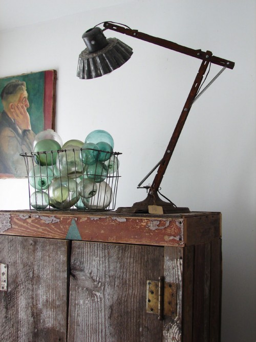 Fin lampa av återanvända kontainerfynd.  (Foto Ariele Alasko/Brooklyn to West)