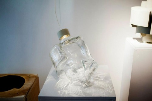 lampa ...eller den här. Men det är fortfarande verk av avgångseleverna vid Beckmans formutbildning. Skolan genomför för andra året ett samarbete med Design House Stockholm, där ett stipendium delas ut efter den fem veckor långa kursen. (Foto Design House Stockholm)