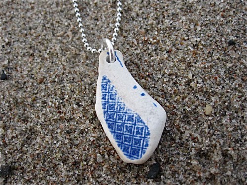 Havsglas som halsband, av Maria Meissner Berg. (Foto Maria Meissner Berg/Havsglas)