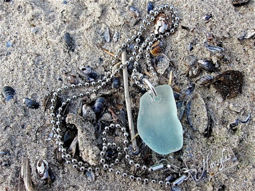 Halsband i glas, av Maria Meissner Berg. (Foto Maria Meissner Berg/Havsglas)