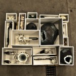 Avslutningsvis toppbilden i sin helhet, då den bjuder på en rad roliga detaljer; verket heter Kuriosakabinett med material som cykelslang, stål, trä, gips och färg. (Foto Ludvig Ödman)