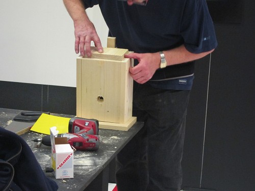 Många ville också bygga fågelholk på mässan. (Foto Kurbits)