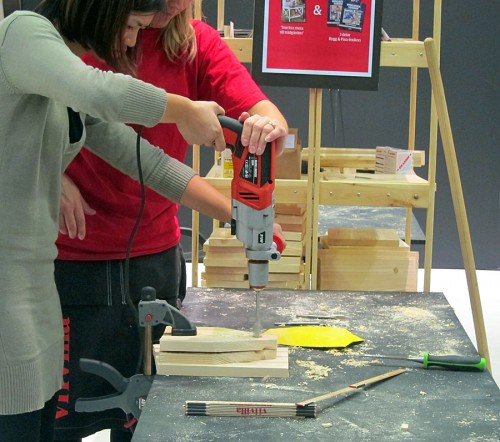 Vi i Villa visar besökarna hur man bygger fågelholkar och verktygslådor, på Hem&Villamässan just nu. (Foto Kurbits)