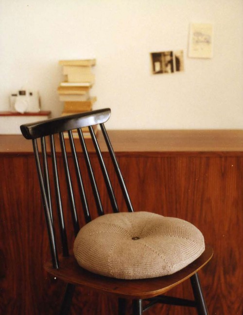 Rund kudde stickad i korta varv och i lingarn. Ur Sticka stilrent och rustikt. (Foto Ordalaget)