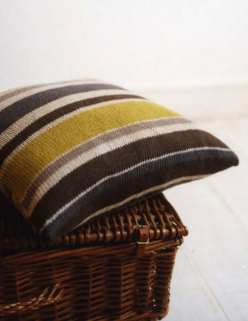 Randig kudde i slätstickning, ur boken Sticka stilrent och rustikt av Erika Knight. (Foto Ordalaget)