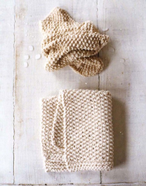 En stickad disktrasa, ett projekt för nybörjare där man övar på enkelt strukturmönster. Ur Erika Knigths bok Sticka stilrent och rustikt, från Ordalaget. (Foto Ordalaget)
