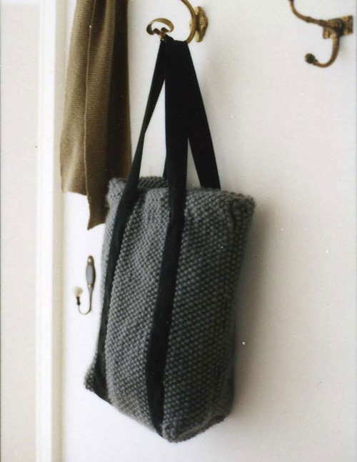 En stickad shoppingkasse, ur boken Sticka stilrent och rustikt. (Foto Ordalaget)