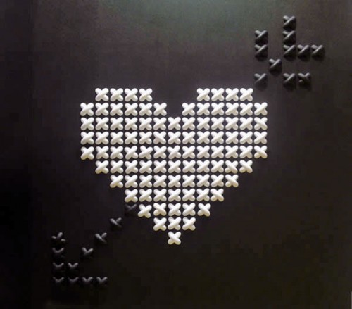 korsstygn Limma fast plaststygnen direkt på väggen i den formation du vill ha. De går att måla och såklart få i en rad olika formationer och tappningar. (Foto Umbra)