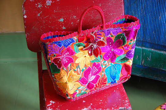 Veronica Prida har också accessoarer, väskor och masker i sin produktion. Alla med samma mexikanska mönsterarv . (Foto Veronica Prida)