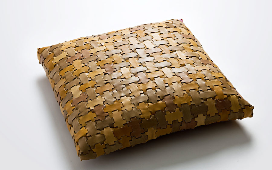 Kudden Link av Lars Beller Fjetland består av spillmaterial som flätas samman. Finns också som matta - spännande produkt! (Foto Grandpeople)