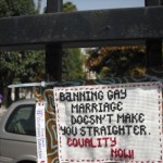 Craftivist Collectives mini protest banner, som tar den individuella åsikten ut på gatan. (Foto Craftivist Collective)