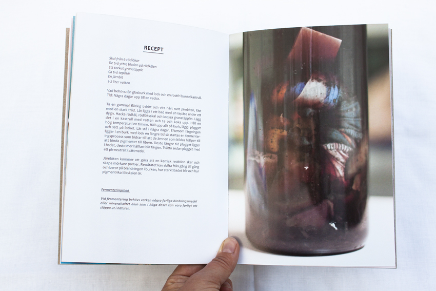 Skal från rödlökar, blad från rödkål, granatäpple, tepåsar och en järnbit är det som ger färg här. Ur Lina Sofia Lundins färgningsmanifest. (Foto Lina Sofia Lundin)