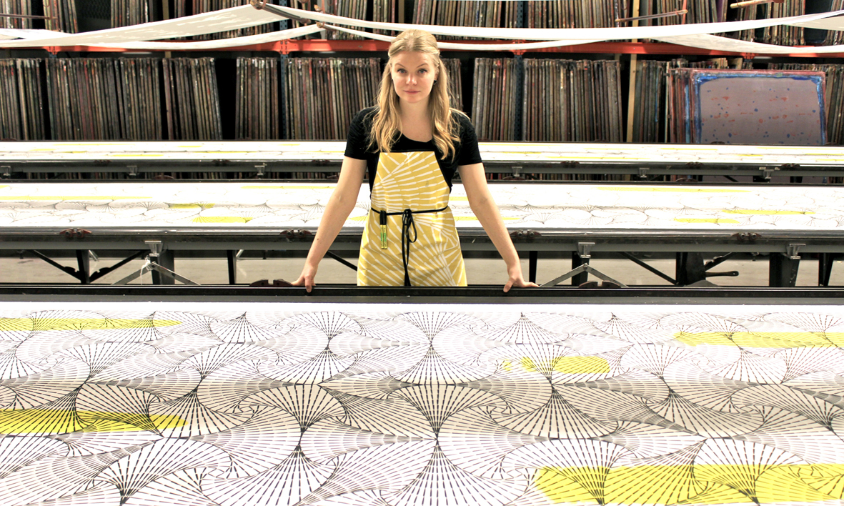 Textilformgivaren Katarina Widegren framför sitt specialgjorda mönster Irrbloss och stjärnfall, en improviserad version av Vectorine, mönstret hon gjort för Frösö Handtryck. Utmaningen var att arbeta för hand i mörker. (Foto Frösö Handtryck)