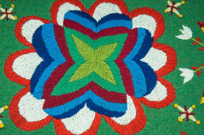 Detalj från stolens sits. Av Elin Jantze. Läs mer om hennes arbete på bloggen Med nål och tråd. (Foto Elin Jantze)