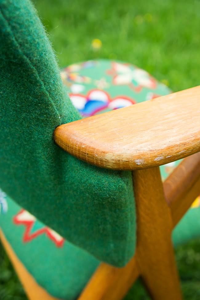 Detalj med omklädningen i fokus. Stolen fick ny stoppning och kunde kläs om med hjälp av googling och elektrisk häftpistol. (Foto Elin Jantze)