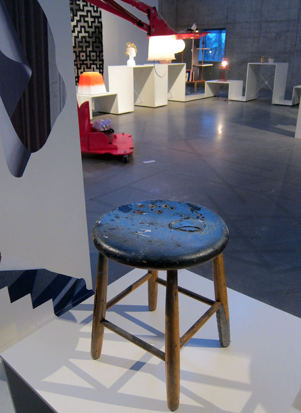 Staffan Holms silverbeklädda pall i förgrunden, utställningen The Future is Handmade i bakgrunden, den har numera rest från Kalmar till Malmö, kolla in! (Foto Kurbits)