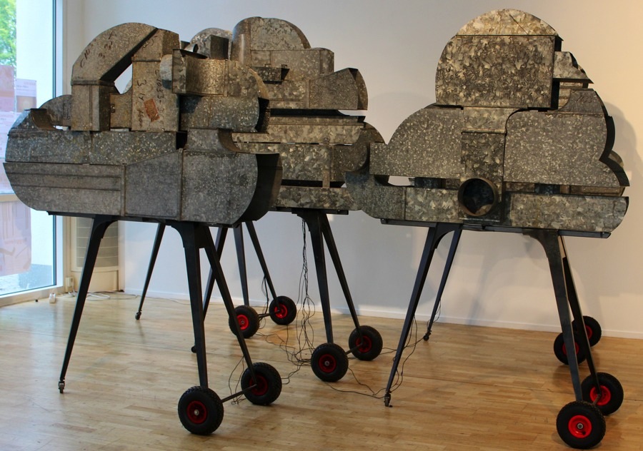 Karl Hallbergs materialval heter stål, funnet och nytt, blandat i den pågående utställningen Fötter, rörelser genom slöjden på Växjö konsthall just nu. (Foto Växjö konsthall)