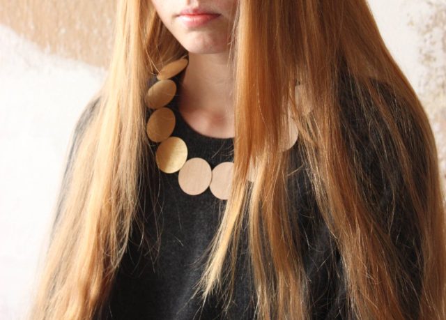 Halsband i plywood, av finska Inni. (Foto Inni Pärnänen)