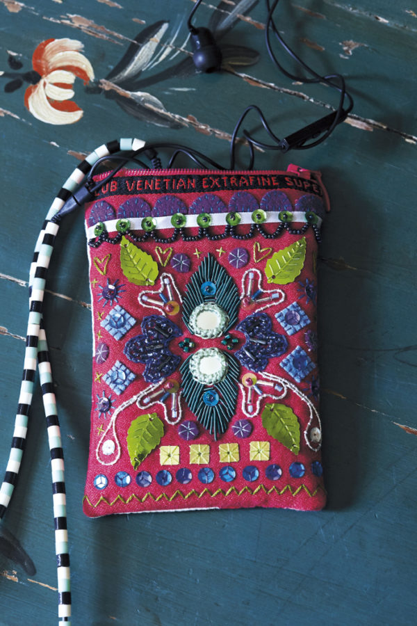 Grannlåtsbroderi, projekt ur boken Svenska broderier, av Karin Holmberg. (Foto Karin Björkquist)