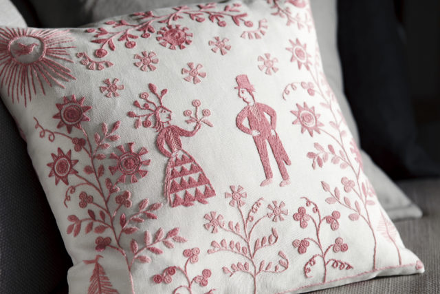 Kudde i Jämtlandssöm, ur boken Svenska Broderier av Karin Holmberg. (Foto Karin Björkquist)