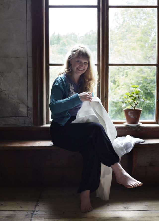 Karin själv fotad om jag inte är helt ute och cyklar i hälsingegården Erik-Anders. Fotograf i boken Svenska broderier är Karin Björkquist - med den äran! 