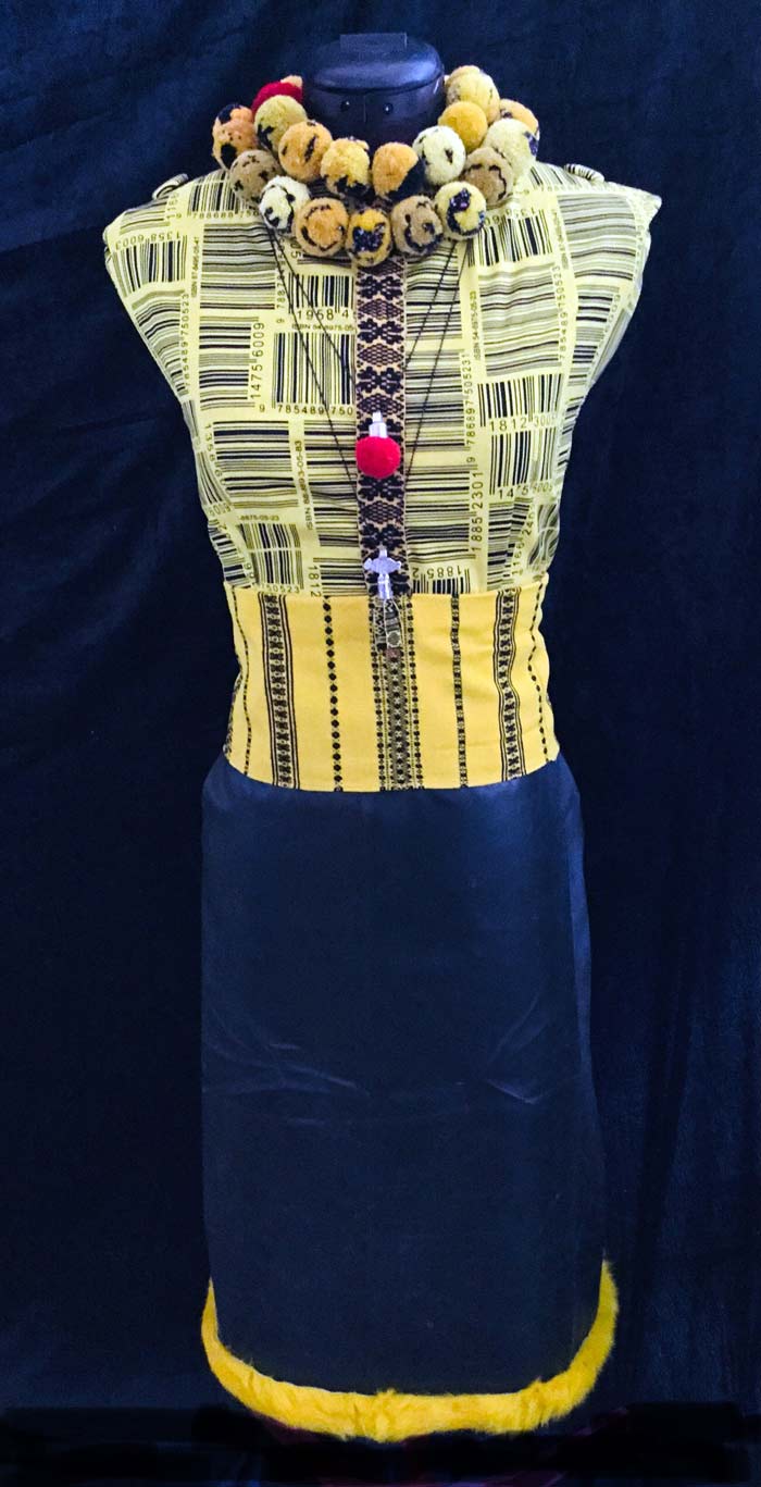 Sammansatta streckkoder med tankar om konsumtion i kombination med lappat och återbrukat. Verket kallar Karin Nyanser av gult, då hon själv aldrig varit förtjust i gult och behövde göra upp med färgen. "Nu har jag förlikat mig med den. Skönt! " säger hon. (Foto Karin Ferner)